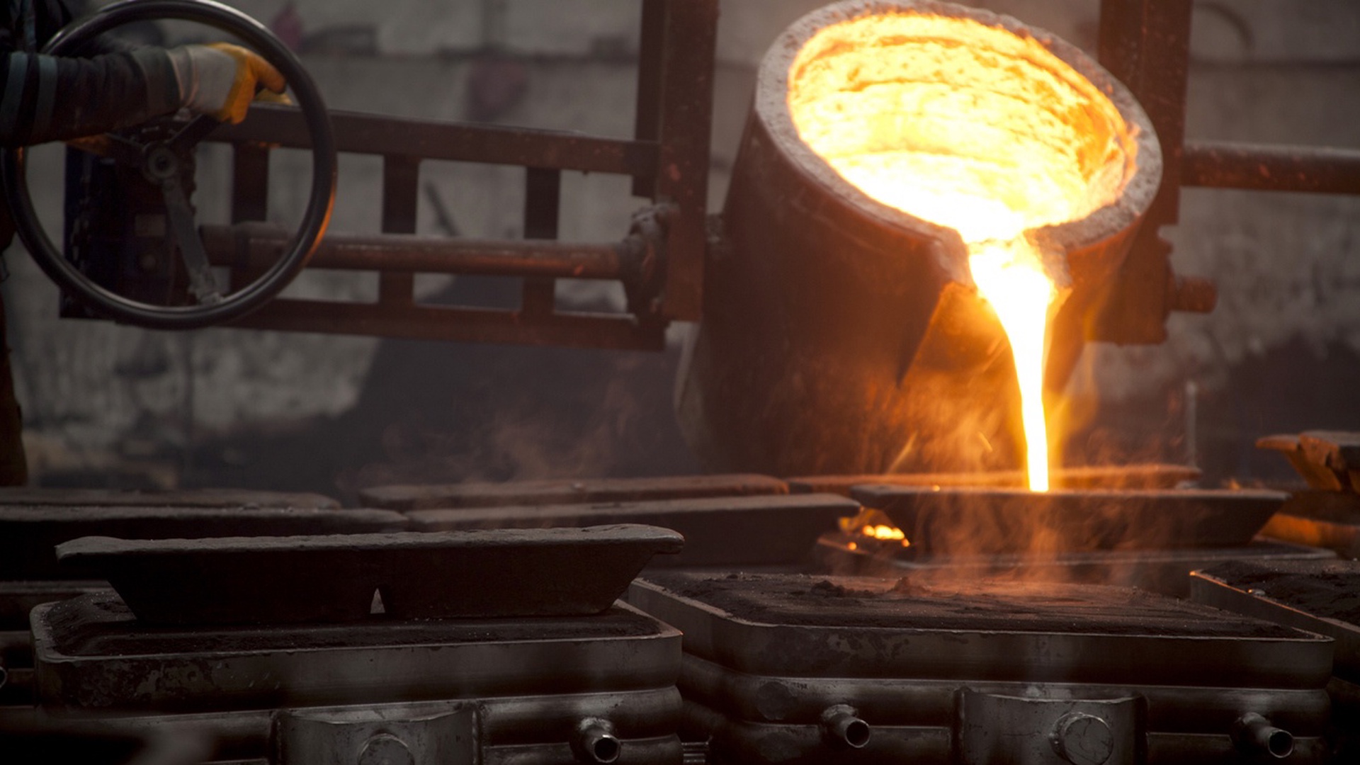 Gold rises over 3%, but remains on track for worst month since 2008