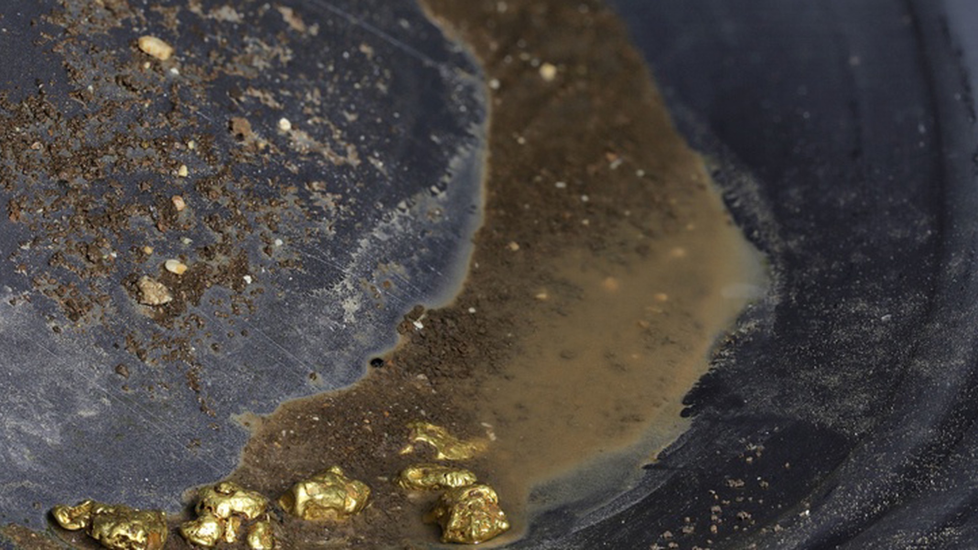 Gold rises as Trump rejects Iran deal, war risks increase