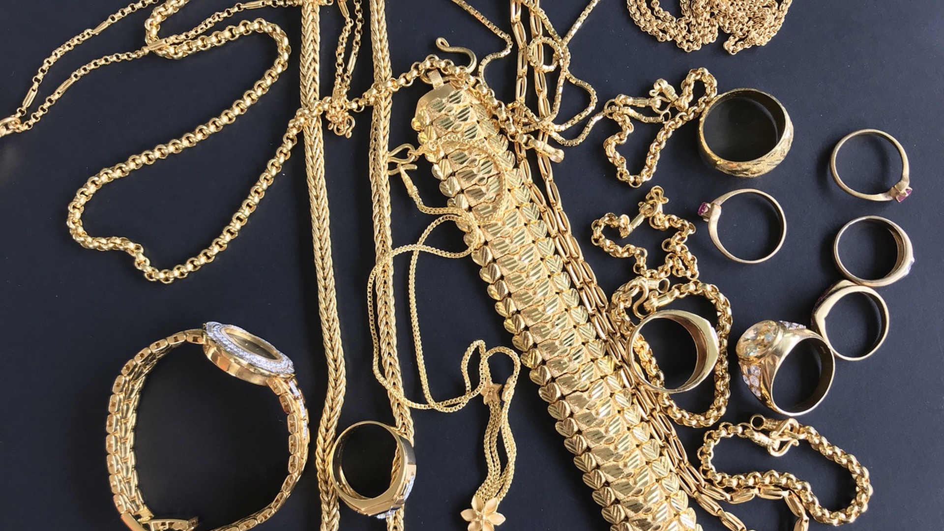 Oil Falls, Gold Rises as Investors Hope U.S.-Iran Talks Will Restart